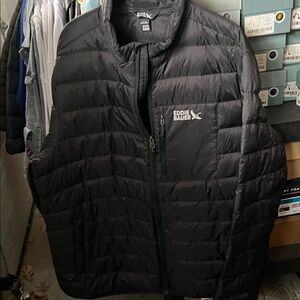 Men’s Eddie Bauer size xl black packable jacket pockets measure 26 ptp